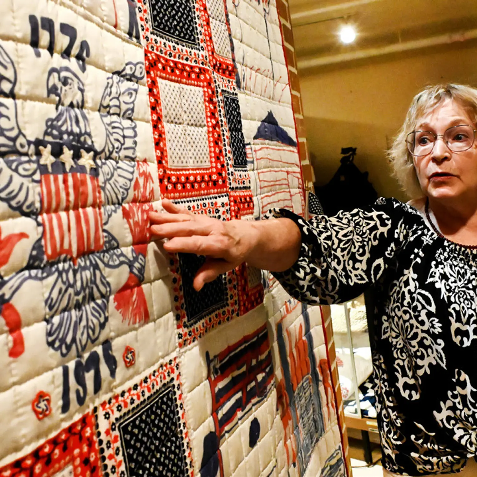 アクセサリー CAREERING QUILT 701 (SV) pierce Quilt decorated by Aurora Heights students for U.S. bicentennial